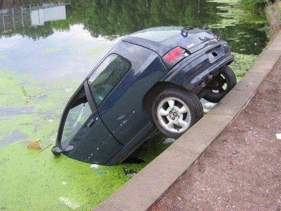 Car-Fallen-In-Canal-Funny-Picture.jpg