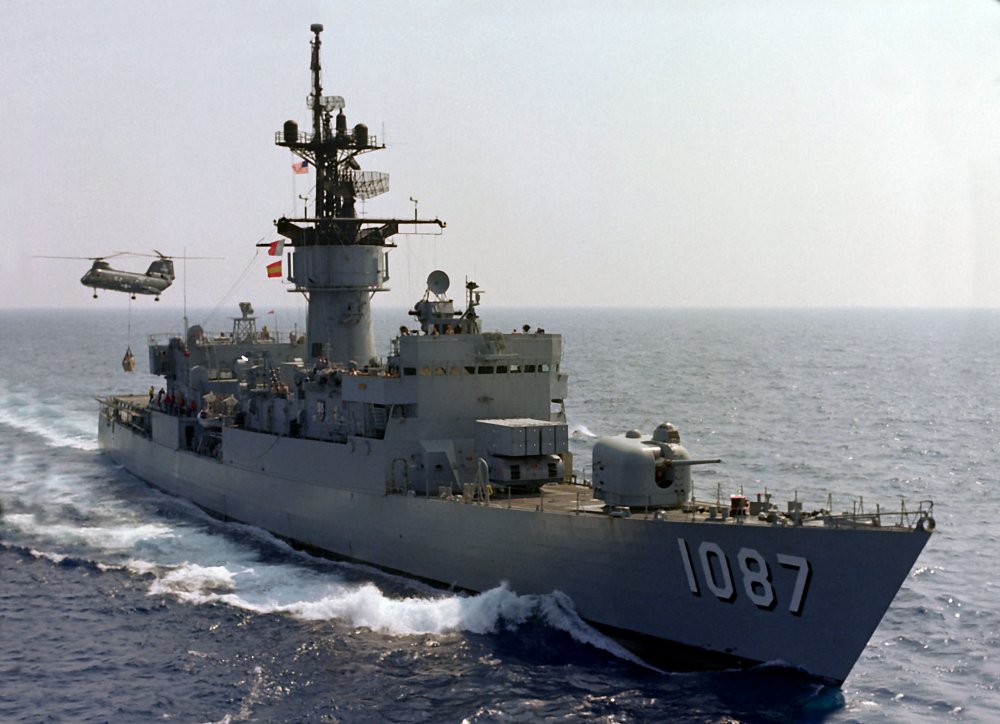 USS_Kirk_(FF-1087)_UNREP.jpg