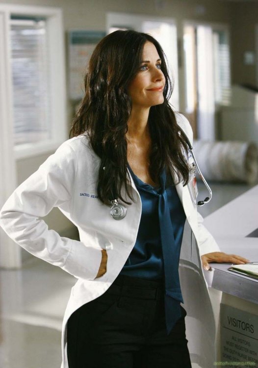 courtney-cox-scrubs-1.jpg