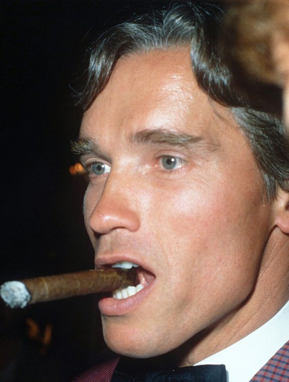 Arnold avec un cigare.jpg