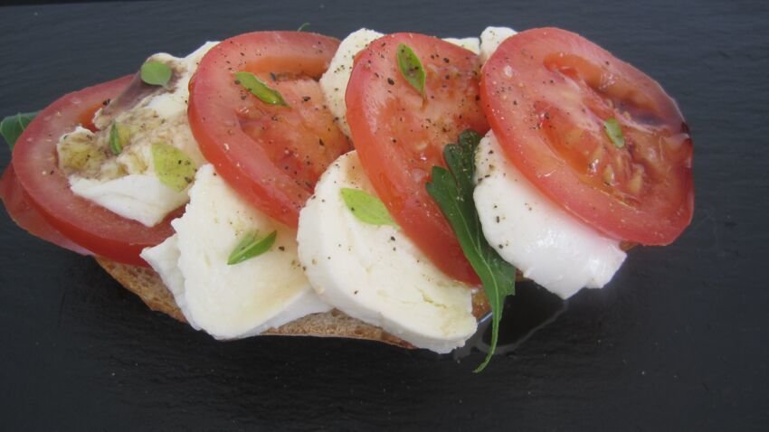 tartine-de-tomate-a-la-mozzarella.jpeg.fd5096dc0b918641bb41b291aad3825a.jpeg