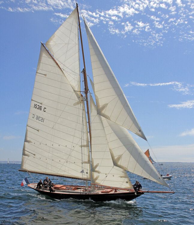 tabarly-pen-duick.thumb.jpg.b76a2f0fc098e25c26aed8de2a39f7c5.jpg
