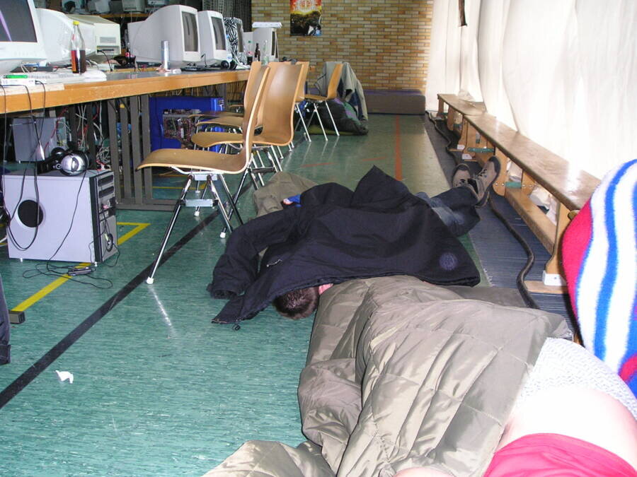 sleeping-on-the-floor-at-a-lan-party-1539580829.jpeg.758aa2c8cf23d091dfa987dbdf2970c2.jpeg
